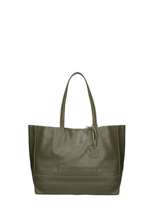 Olijfgroene leren shopper met twee handvatten en een klein leren label dat aan één handvat hangt tegen een witte achtergrond.