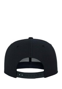 Fekete baseball sapka egyszínű dizájnnal. Textúrált anyag jellemzi, hajlított csúccsal és állítható patentos záródással rendelkezik. Nincsenek minták vagy kiegészítők.
