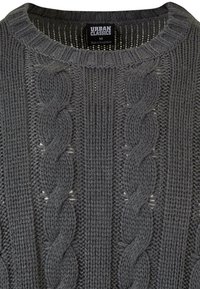 Pull en tricot gris avec des motifs torsadés en câble sur le devant et un col ras du cou côtelé, portant l'étiquette Urban Classics, taille M.
