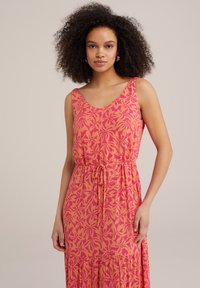 Rosa maxiklänning med blommönster, med en V-ringning, justerbart midjeband och texturerad tyg. Ärmlös design för varmt väder.