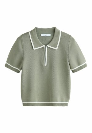 Kurzärmliges Poloshirt aus weichem grünem Strick. Mit weißem Reißverschluss und kontrastierenden weißen Kragen- und Saumakzenten. Glatte Textur.