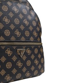 Mochila de imitación cuero negra con herrajes en tono dorado, que presenta un patrón geométrico repetido y un destacado logotipo triangular de la marca en la parte delantera.