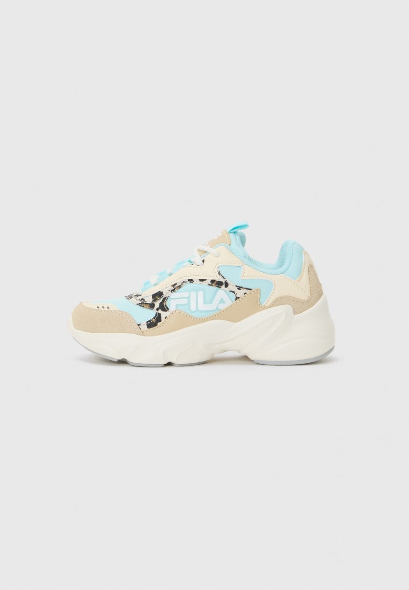 Scarpe da ginnastica con una combinazione di colori beige, blu e nero; materiali in rete e suede; logo audace sul lato; design della suola spesso e testurizzato.