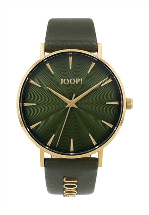 Goldfarbene Uhr mit einem runden, strukturierten grünen Zifferblatt, goldenen Zeigern und Stundenmarkierungen sowie einem olivgrünen Lederarmband mit eingraviertem Logo.