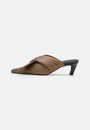 ZINA BOW MULE CROC EMBOSSED - Sandalias - brown