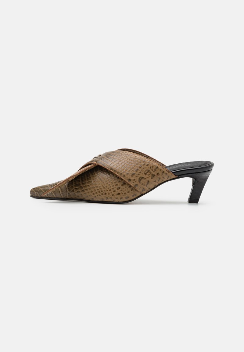 GmbH ZINA BOW MULE CROC EMBOSSED - Korolliset pistokkaat - brown