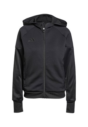 Sudadera negra con cremallera, hecha de una tela suave, con una textura lisa, capucha y puños acanalados, con un sutil logo en el pecho.