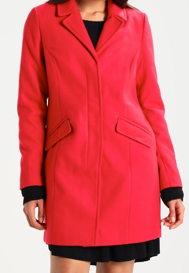 Abrigo ajustado rosa con cuello de muesca, dos bolsillos delanteros y mangas largas. Fabricado en una tela suave y ligeramente texturada.