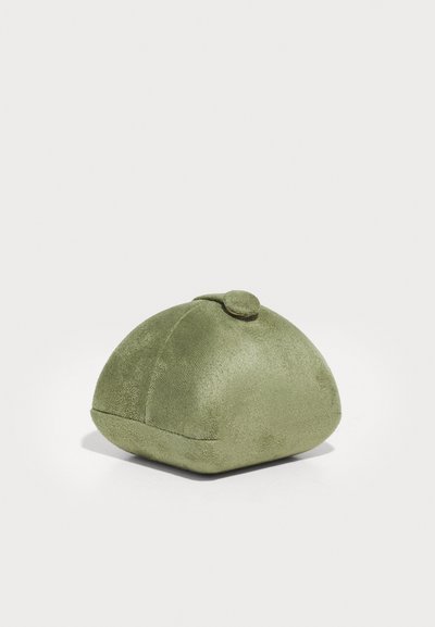 Pungă verde din catifea cu o formă rotunjită și o suprafață texturată. Are un buton mic și rotund în partea de sus.
