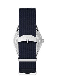 Orologio Timex con cassa rotonda in argento e cinturino in tessuto intrecciato di colore blu scuro. Presenta una fibbia argentata e un quadrante testurizzato. Design leggero.
