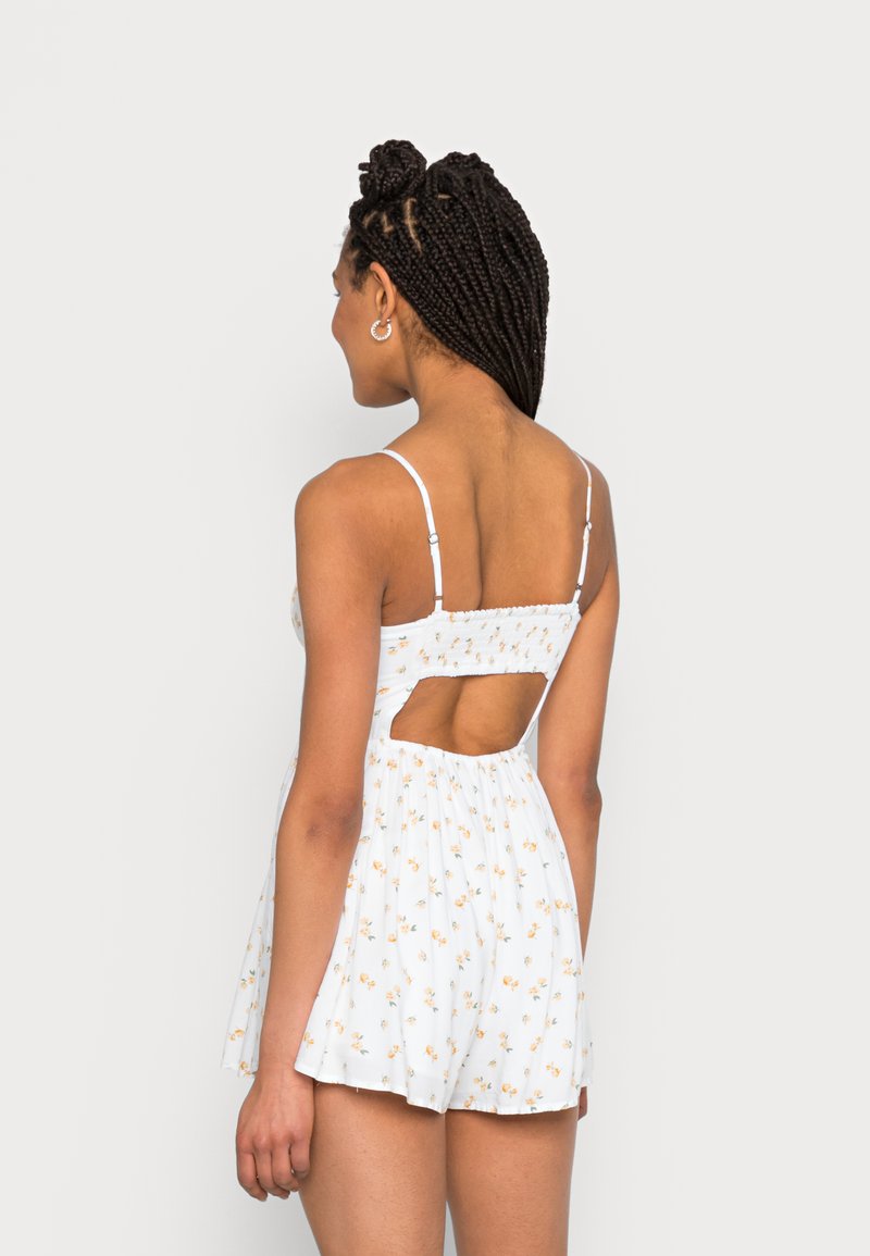 Damen Kleider | Hollister Co. BEST IS BACK BARE RUCHED BODICE ROMPER Jumpsuit white floral/weiß - NW97703 Damen Kleider | Hollister Co. BEST IS BACK BARE RUCHED BODICE ROMPER Jumpsuit white floral/weiß - NW97703