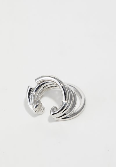 Silberne Ohrstecker in Form von Ringen zeichnen sich durch ein fließendes Wellen-Design mit mehreren Strängen, einer glatten Oberfläche und einem polierten Finish aus, das die filigranen Details hervorhebt.