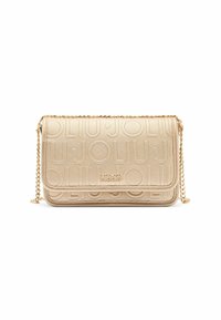 Sac en cuir beige, bandoulière, avec des détails en logo embossé, une chaîne en bandoulière et une finition texturée. Forme rectangulaire avec une fermeture à rabat.