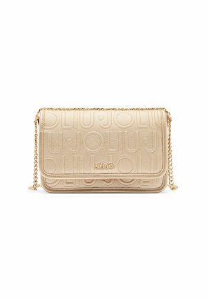 Borsa a tracolla in pelle beige con dettagli del logo in rilievo, tracolla a catena e finitura testurizzata. Forma rettangolare con chiusura a patta.