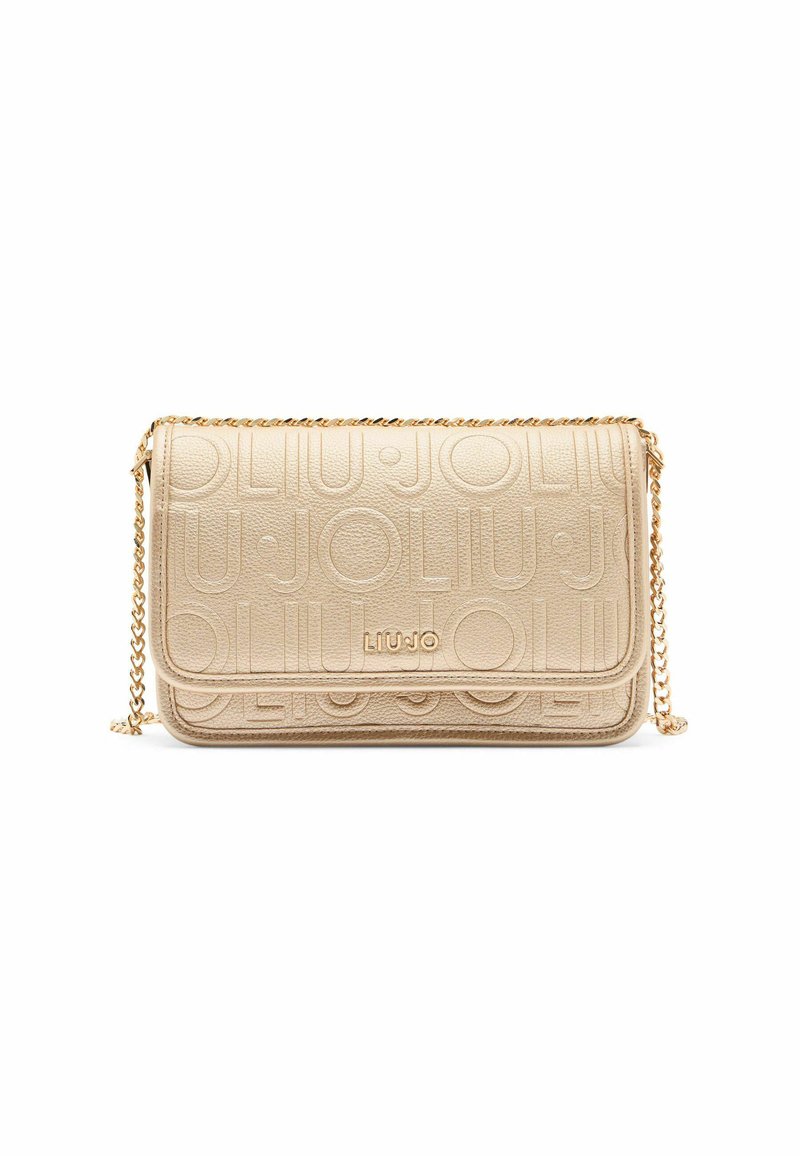 Sac en cuir beige, bandoulière, avec des détails en logo embossé, une chaîne en bandoulière et une finition texturée. Forme rectangulaire avec une fermeture à rabat.