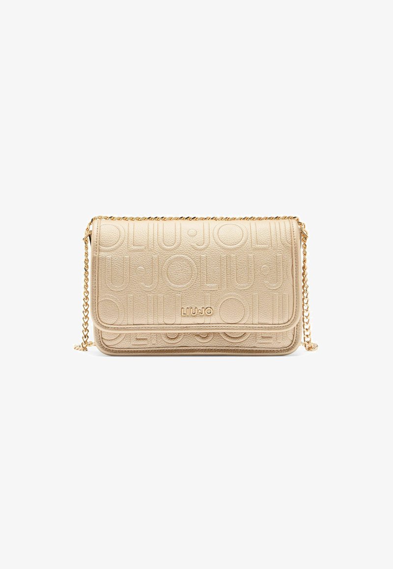 Sac en cuir beige, bandoulière, avec des détails en logo embossé, une chaîne en bandoulière et une finition texturée. Forme rectangulaire avec une fermeture à rabat.