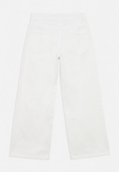 Jean blanc taille haute à jambes larges avec passants de ceinture et deux poches arrière, vu de dos sur un fond uni.