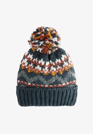 Gestrickte Mütze in Dunkelblau, mit mehrfarbigen Mustern in Weiß, Orange und Grau, einer großen Bommel oben und einem gerippten Bund.