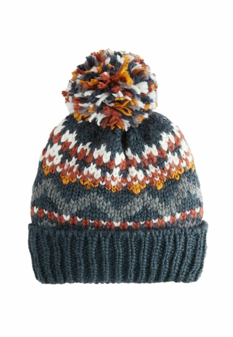 Gestrickte Mütze in Dunkelblau, mit mehrfarbigen Mustern in Weiß, Orange und Grau, einer großen Bommel oben und einem gerippten Bund.