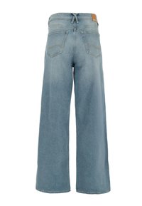 Lichtblauwe wijde denim broek gezien van achteren met twee achterzakken en een taillekoord.