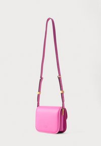 Borsa a tracolla in pelle rosa con forma rettangolare, texture liscia, tracolla regolabile e accessori in metallo dorato.