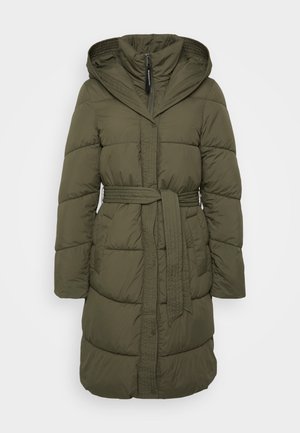 Olīvu zaļš pufersvārks ar jostu viduklī, pārmērīgu kapuci un rāvējslēdzēja priekšpusi. Izceļas ar quilted tekstūru un sprādzes pogām apakšmalā.