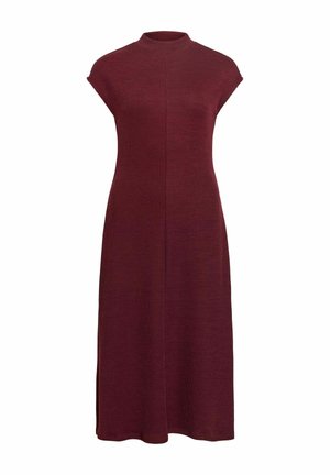 Ujjatlan midi ruha bordó kötött anyagból, magasított nyakkal és oldalsó sliccekkel, középen finom függőleges varrással.