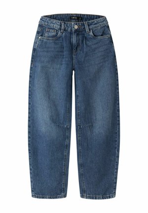 Blauwe denim jeans met rechte pijpen, voor met knoop, rits, riemlussen en vijf zakken, plat liggend op een witte achtergrond.