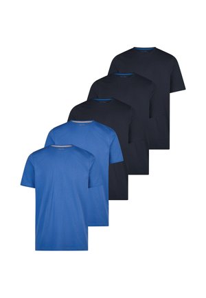 Fem ensfarvede T-shirts med rund hals i ensfarver, tre sorte og to blå, arrangeret i et forskudt overlappende mønster.