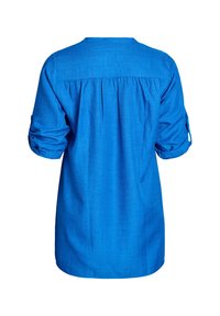 Camicia blu con una vestibilità morbida, tessuto soffice, maniche a tre quarti e design sulla schiena plissettato. Presenta ganci per arrotolare le maniche e un collo rotondo.