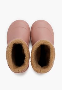 Pantofole impermeabili rosa con morbida fodera in pelliccia sintetica beige. Design arrotondato con suole in gomma testurizzata e senza marchio visibile.