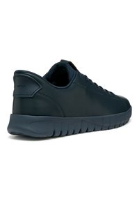 Sneaker in pelle blu con design minimalista, punta rotonda e suola in gomma testurizzata. Presenta accenti di marca e sistema di allacciatura.