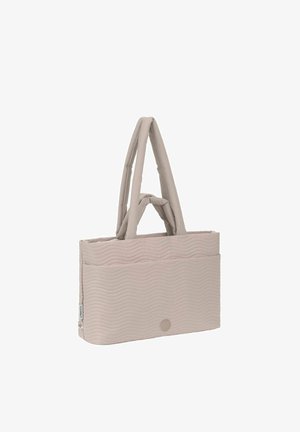 Sac fourre-tout matelassé en beige doux avec une texture ondulée, des poignées doubles rembourrées et une poche à l'avant. Présente un logo rond en relief sur le côté.