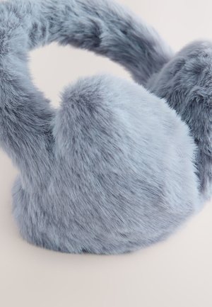 Világoskék műszőrme fülvédő puha tapintású, lekerekített kialakítással, vastag, ívelt fejpánttal a kényelmes viseletért.