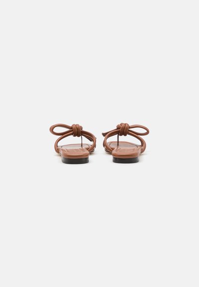 Loeffler Randall HADLEY BOW FLAT - T veida siksniņu sandales - timber