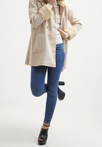 Miss Selfridge Cappotto corto - camel