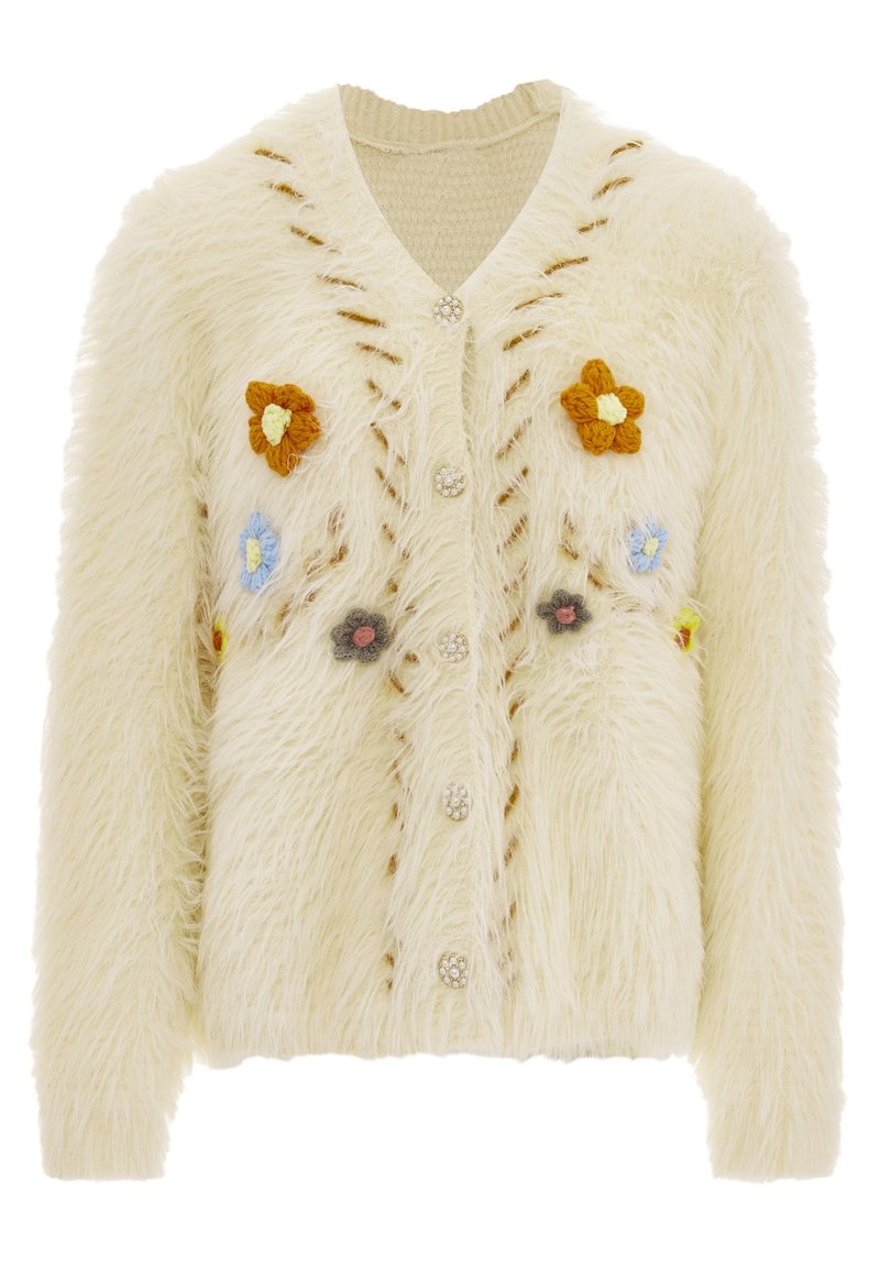 Ecrufarbenes Strickjacke mit flauschiger Textur, die bunte, gestrickte Blumenverzierungen und dekorative Knöpfe auf der Vorderseite aufweist.