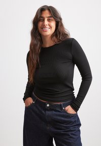 NA-KD Top s dlhým rukávom - black
