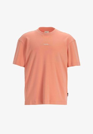 T-shirt color corallo chiaro realizzato in morbido cotone, con scollo rotondo, maniche corte e un piccolo logo argentato "CHASIN'" sul petto.