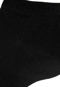 Schwarze Knöchelsocke mit geripptem, elastischem Bündchen und glatter Strickstruktur, entworfen für legere oder sportliche Aktivität.