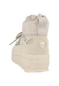 Beige vinterstøvle med højt skaft, polstret ankel, tyk sål, snørelukning foran og Pajar-logo på hælen og trækstrop.
