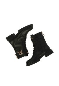 Stivali alla caviglia in pelle nera con cerniera laterale, design con lacci, suola spessa e una cintura decorativa con un accento metallico circolare.