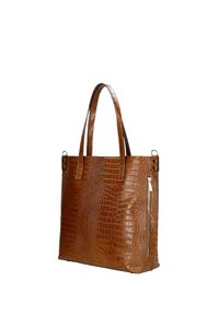 Borsa tote marrone con motivo coccodrillo, dotata di doppi manici e una tasca laterale con zip. Realizzata in pelle texturizzata, presenta un design strutturato.