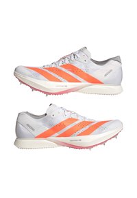 Pointes de course Adidas Adizero blanches et orange avec semelles Lightstrike Pro et pointes métalliques, présentées côte à côte sur un fond blanc.