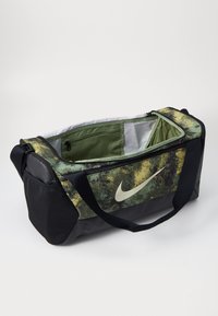 Nike Performance BRSLA S DUFF UNISEX - Borsa per lo sport - oil green/black/coconut milk