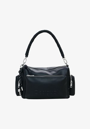 Sac à main en cuir noir avec une finition texturée, doté d'une anse noire torsadée, de quincaillerie en argent et de plusieurs compartiments zippés.