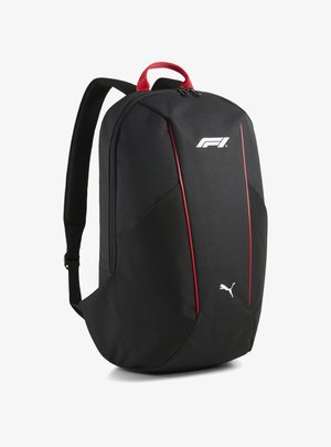 Sorte rygsæk lavet af slidstærkt stof med røde detaljer, der har en tekstureret overflade, F1-logo og PUMA-logo. Glat lynlåslukning og polstrede remme.