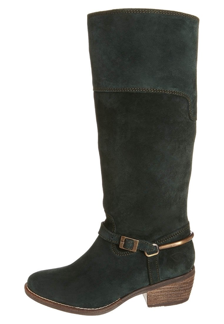 Bota alta de ante verde oscuro con punta redondeada, una correa decorativa y hebilla, y un tacón texturizado con patrón de madera.