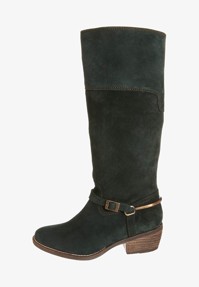 Botte en suède vert foncé, haute, avec un bout arrondi, une sangle décorative et une boucle, ainsi qu'un talon texturé imitant le bois.