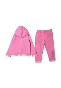 Completo tuta in fleece rosa con giacca con zip e cappuccio, caratterizzata da logo bianco e polsini a righe, accompagnata da pantaloni con vita elastica coordinati.